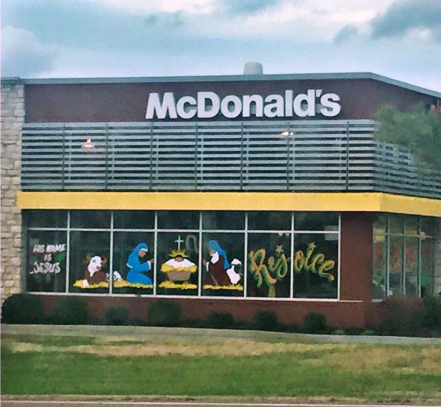Restaurante Mc Donald's com vitrais alusivos ao nascimento do Senhor Jesus Cristo 