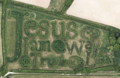 Peter Gunner plantou um labirinto de árvores em Whitesmith, East Sussex, England, que formam o teor de João 14:6 – “Disse-lhe Jesus: Eu sou o caminho, e a verdade e a vida. Ninguém vem ao Pai, senão por Mim”.