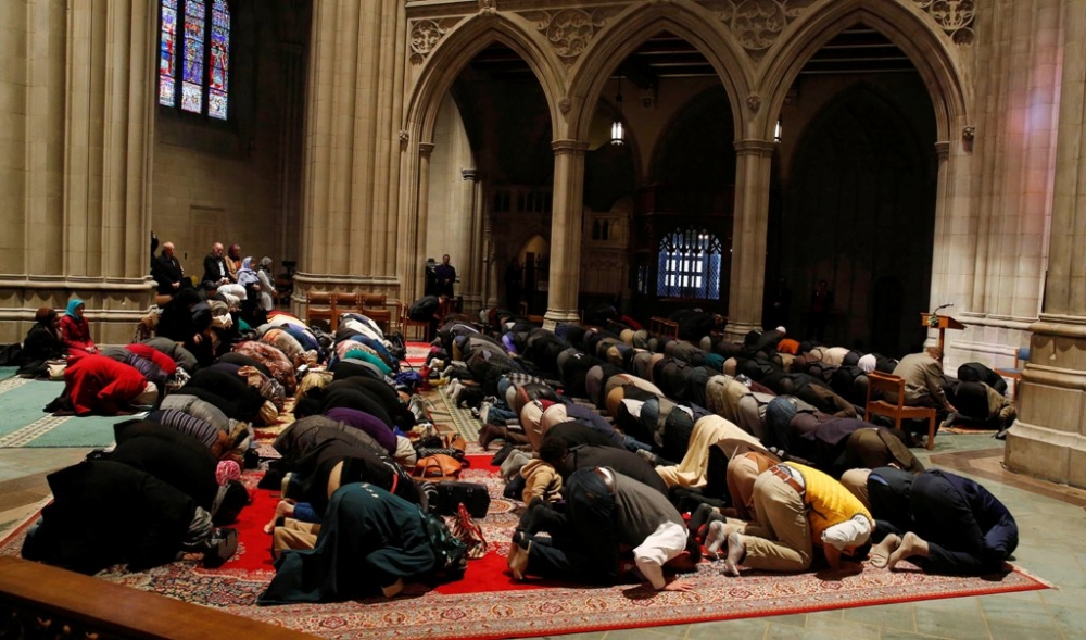 Muçulmanos rezam no interior da Catedral Nacional de Washington (EUA)