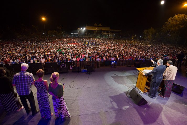 Frnaklin Graham prega o Evangelho em Myanmar