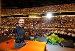 Nick Vujicic fala auma multidão