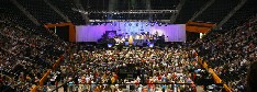 Arena Thompson-Boling no campus universit&aacute;rio do Tennessee com uma multid&atilde;o &agrave;vida de ouvir Palavra de Deus