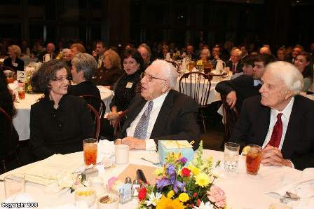 George Beverly Shea (ao centro) ladeado pela esposa Karlene e Billy Graham b_shea_e_b_graham.jpg