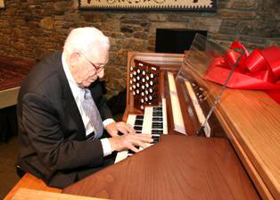 George Beverly Shea tocando o órgão Rodgers que lhe foi oferecido bev_orgao.jpg