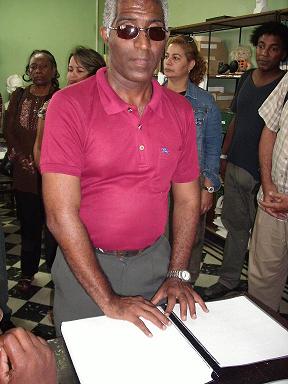 Momento em que se dedica um exemplar da Bíblia em Braille na biblioteca de Cienfuegos, no centro de Cuba