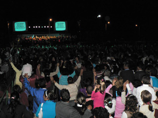 Culto numa praça pública em Cuba