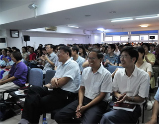 As igrejas na China têm muitos hjovens, como se vê na foto culto_china1.jpg