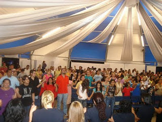 Evangelho pregado em tenda de circo, na Grécia