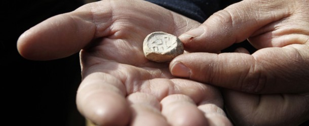 Artefato em forma de botão traz inscrição: 'puro por Deus'