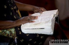 mulher_lendo-biblia.jpg
