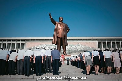 Nortecoreanos cultuando a Kim Il-Sun nortecoreanos_prestando_homenagem_a_king_ilsun.jpg