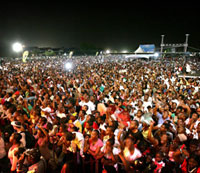 Multid&atilde;o em Kingston, Jamaica, escuta prega&ccedil;&atilde;o de Luis Palau