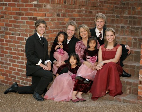 A fam&iacute;lia Chapman: Da esquerda para a direita, Will Franklin, Maria, Steven, Shaohannah, Mary Beth, Stevey Joy, Caleb e Emily Chapman. 