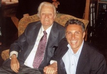 Tullian Ttchividjian com Billy Ggraham, seu avô. tullian_tchividjian_com_billy_graham.jpg