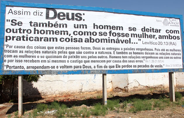 Outdoor com versículo bíblico que reprova o homossexualismo Outdoor com versículo bíblico que reprova o homossexualismo