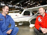 Grant Stubbs e Owen Wilson junto da avioneta