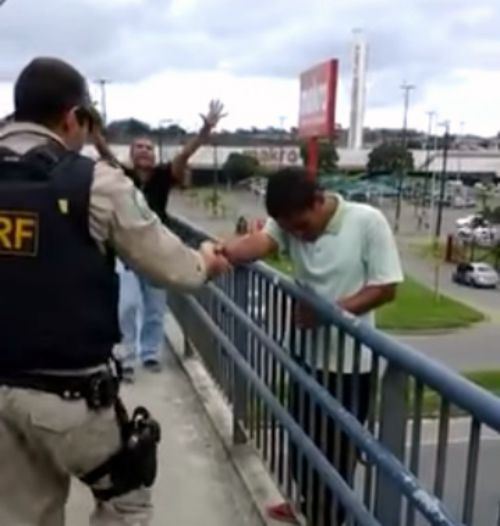 Agente da polícia impede suicídio citando as Escrituras Agente da polícia impede suicídio citando as Escrituras