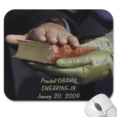 Presidente Barak Obama faz o juramento de tomada de posse sobre a Bíblia em 20JAN09
