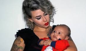 Sara Winter e o filho