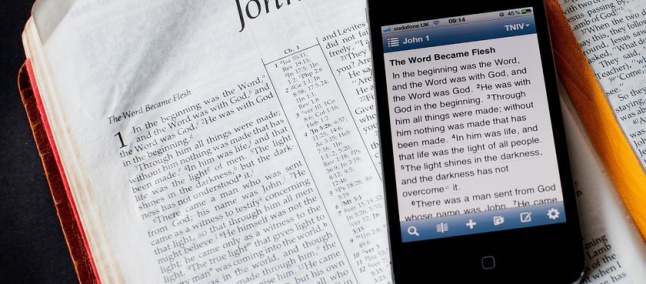 Bíblia em papel ou smartphone? O que importa é ler a Palavra de Deus Bíblia em papel ou smartphone? O que importa é ler a Palavra de Deus