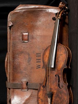 O violino pertencia a Wallace Hartley, chefe da pequena formação instrumental do Titanic que terá tocado enquanto o navio mergulhava e até este se afundar no Atlântico, em abril de 1912