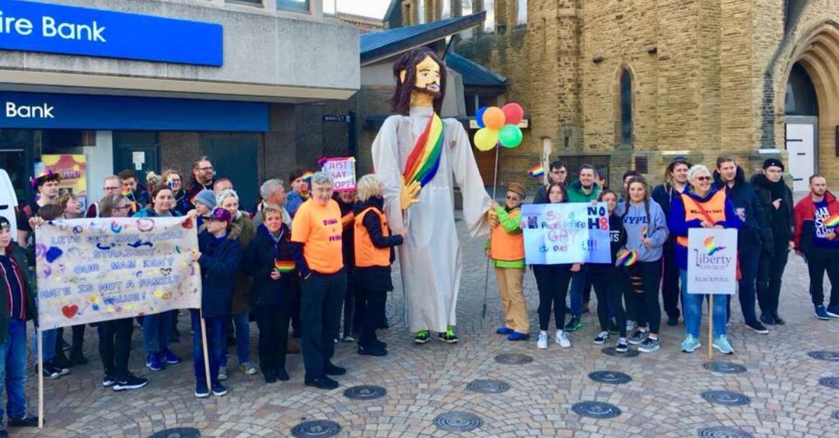 Manifestantes pró homossexualismo protestam contra ação evangelística de Franklin Graham zbig jesus facebook.1200w.tn